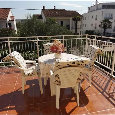 Cozy In Croatia Next To The Beach, 8 People Apartman
