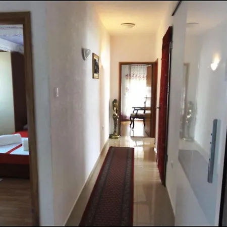 Cozy In Croatia Next To The Beach, 8 People Apartman